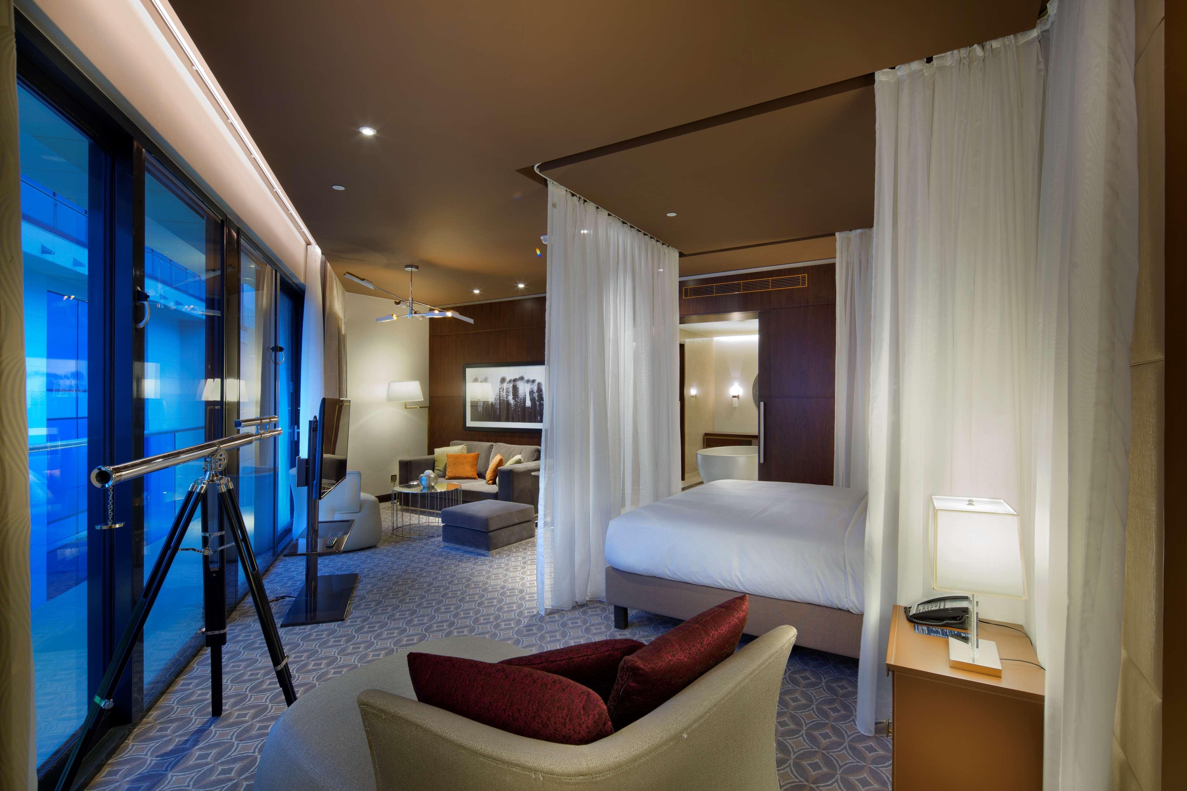 Hilton Batumi Hotel Екстериор снимка A suite at the hotel