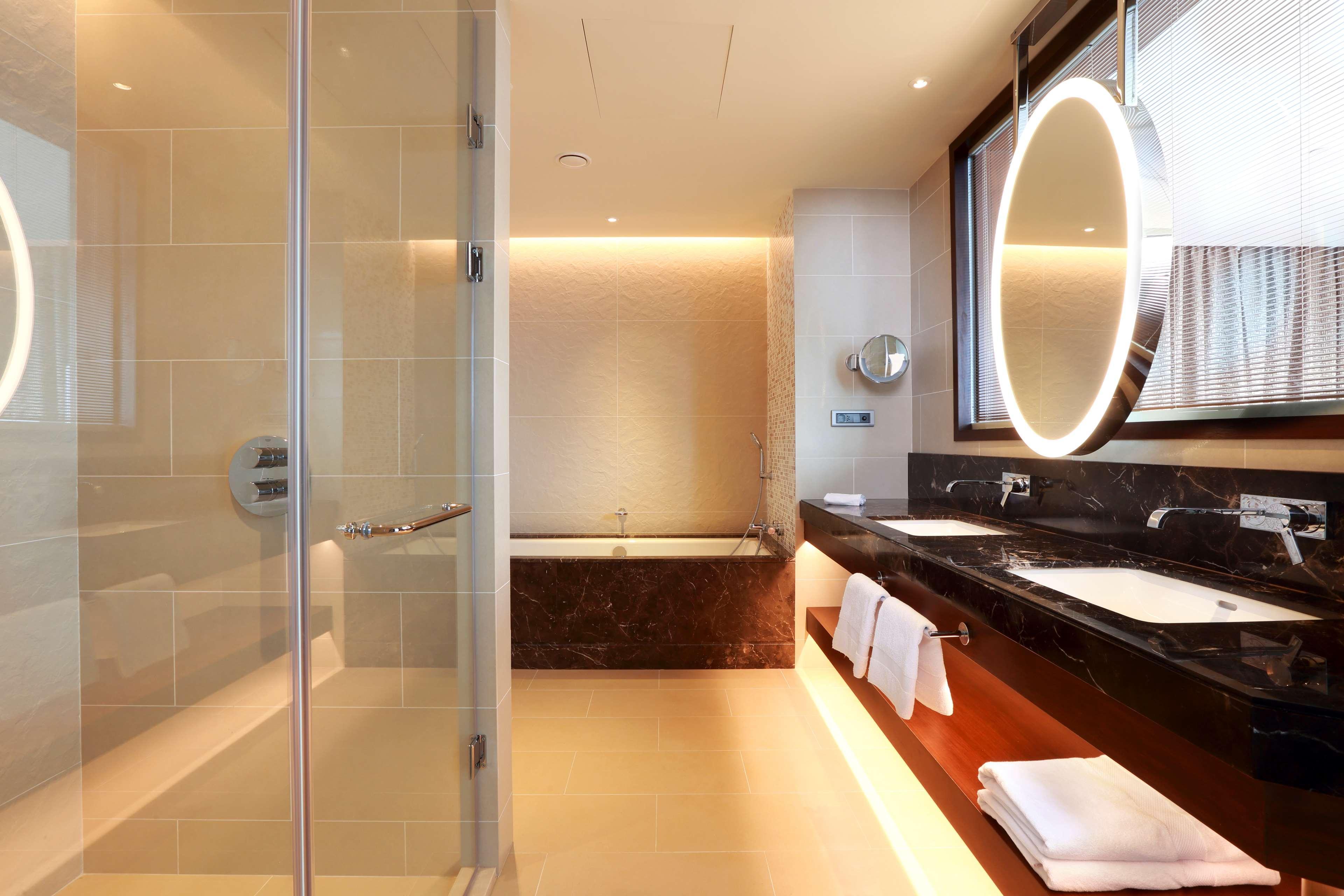 Hilton Batumi Hotel Екстериор снимка Bathroom