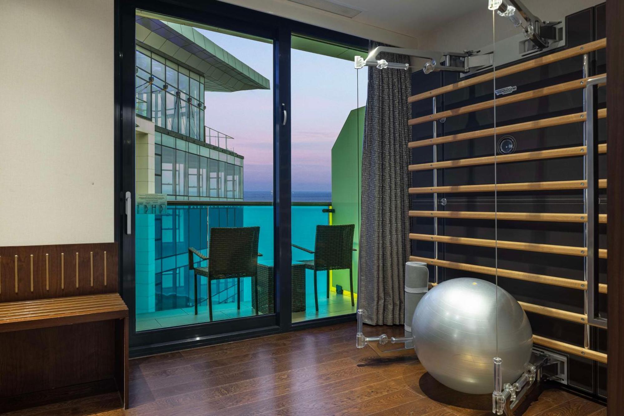 Hilton Batumi Hotel Екстериор снимка A home gym
